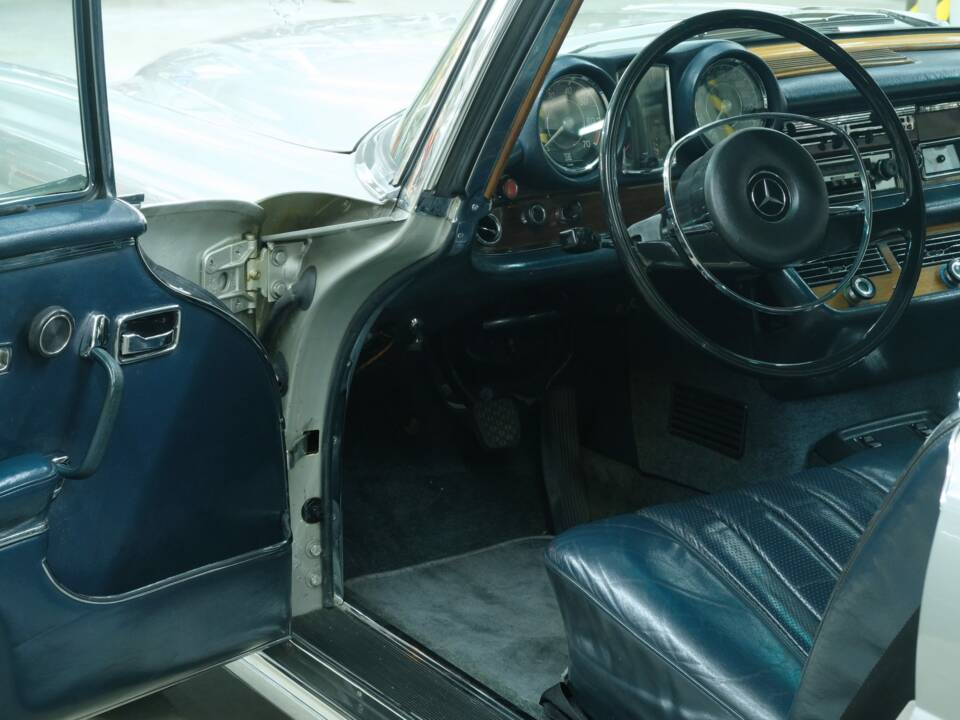 Image 22/50 of Mercedes-Benz 280 SE 3,5 (1970)