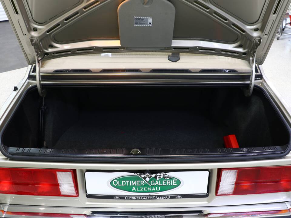 Afbeelding 32/40 van BMW 318i (1987)