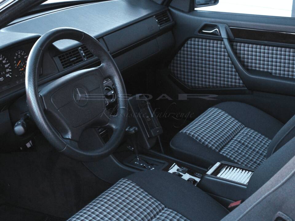 Bild 22/31 von Mercedes-Benz E 200 (1996)