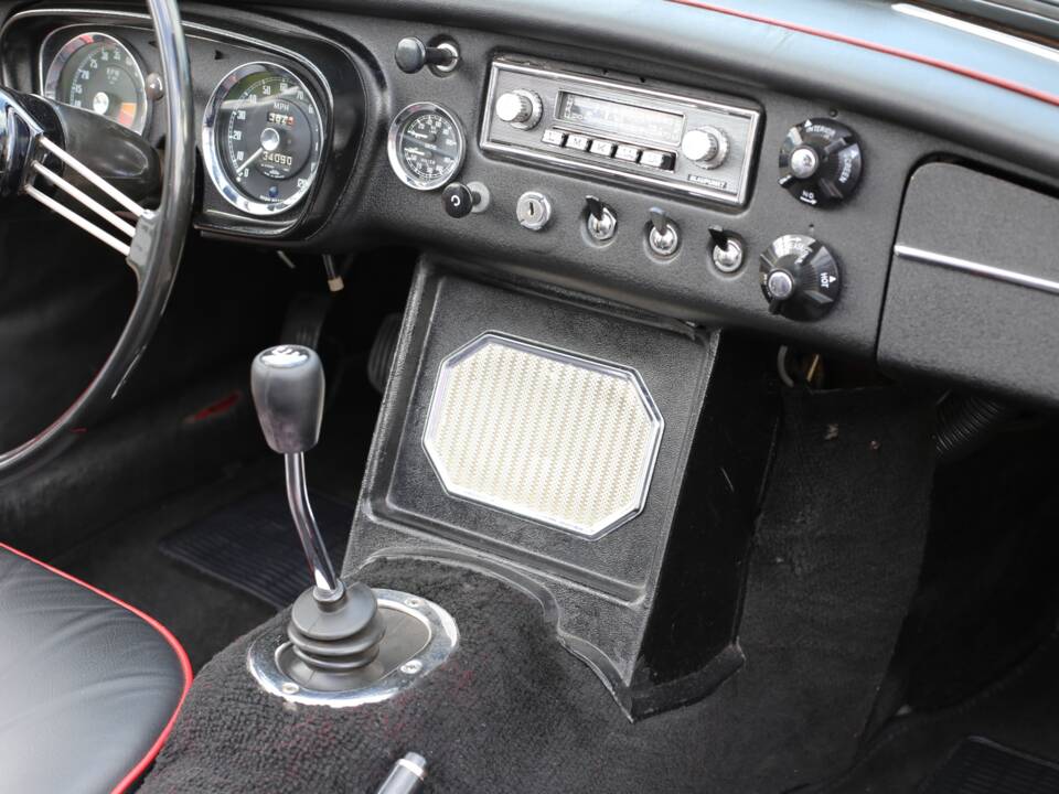 Image 18/49 of MG MGB (1966)