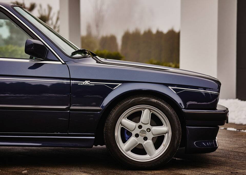 Image 8/8 of BMW 325i (1989)