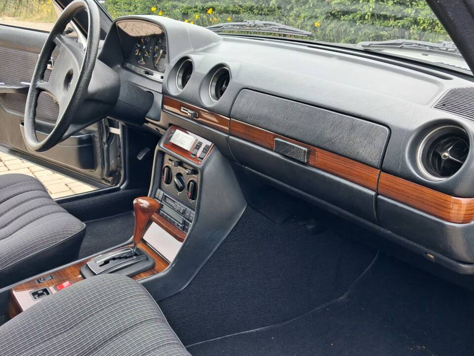 Afbeelding 10/25 van Mercedes-Benz 230 E (1984)