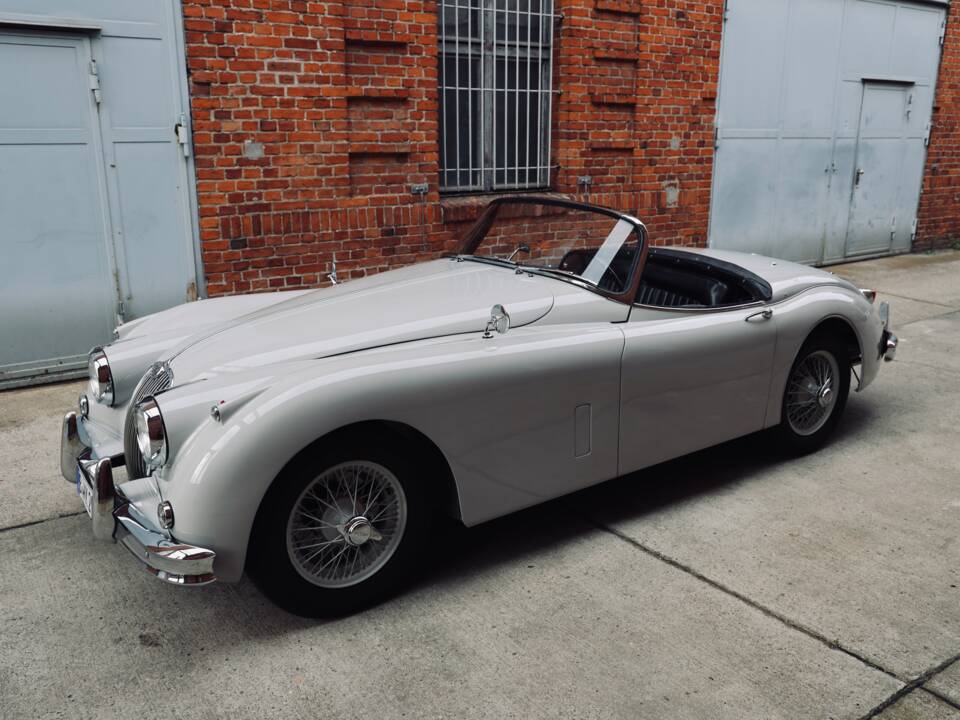 Image 2/91 of Jaguar XK 150 OTS (1958)