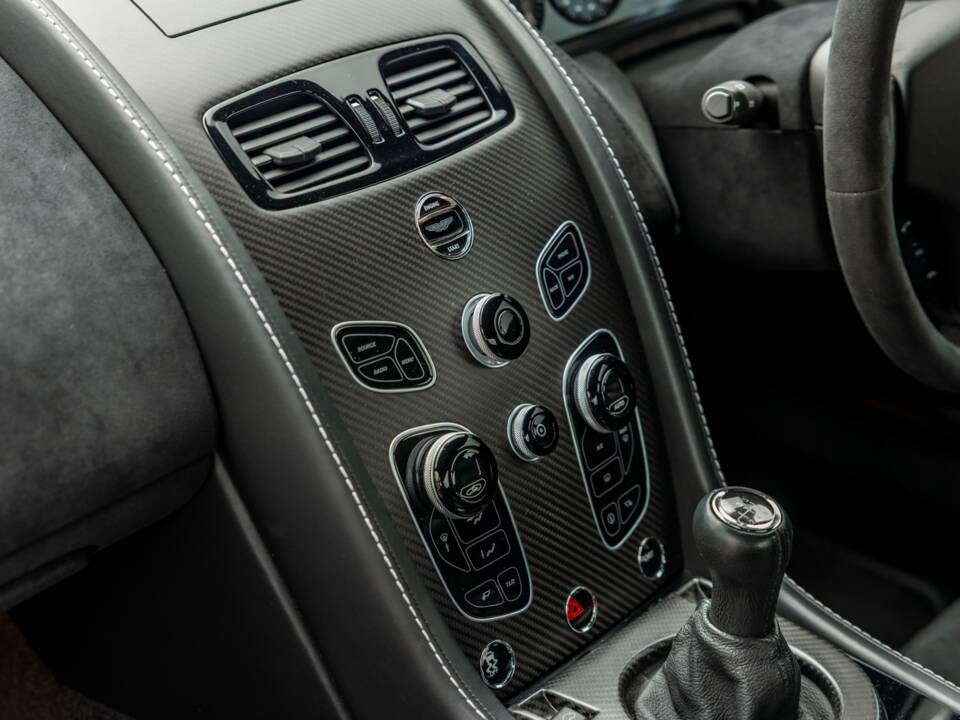 Image 22/65 de Aston Martin Vantage GT8 (2017)