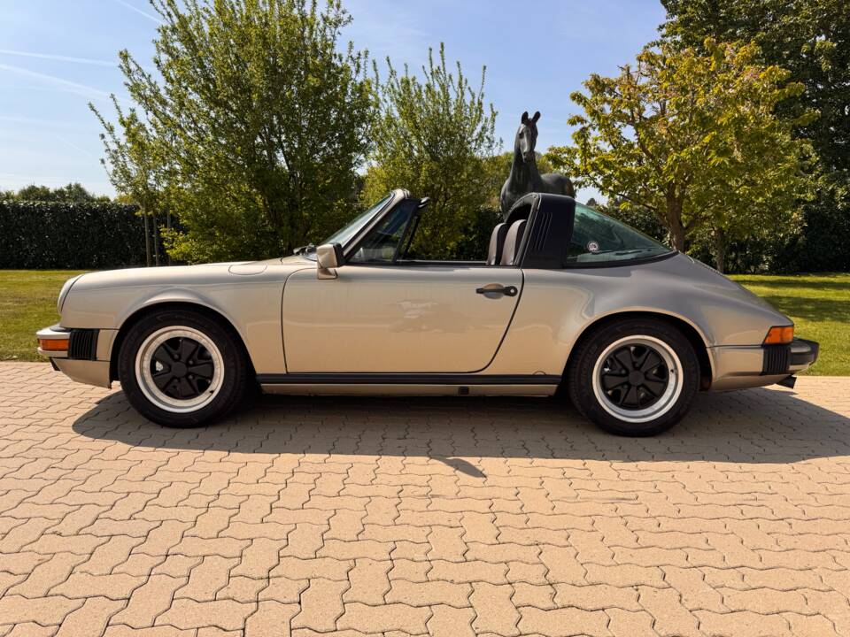 Image 25/88 of Porsche 911 Carrera 3.2 (1985)