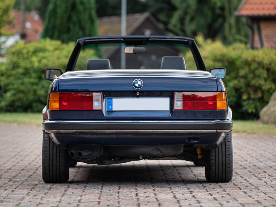 Image 21/99 of BMW 320i (1989)