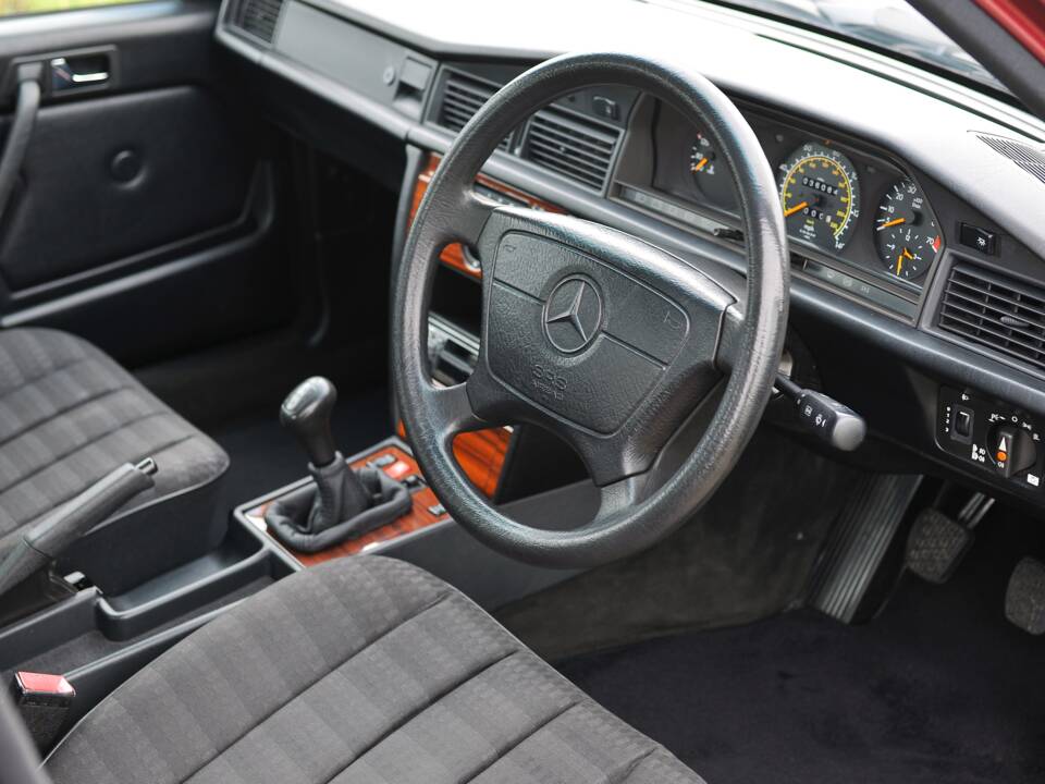 Image 3/31 of Mercedes-Benz 190 E (1993)
