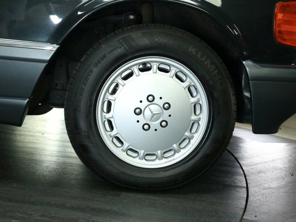 Image 29/30 of Mercedes-Benz 560 SEL (1989)