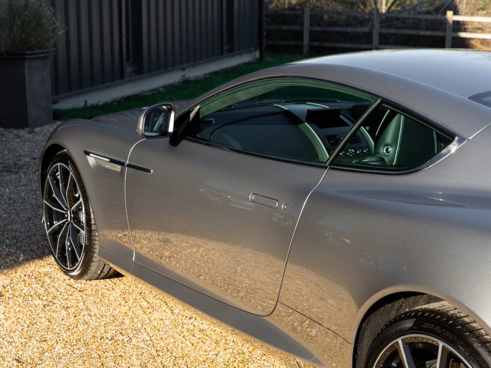 Image 27/50 de Aston Martin DB 9 GT &quot;Bond Edition&quot; (2015)
