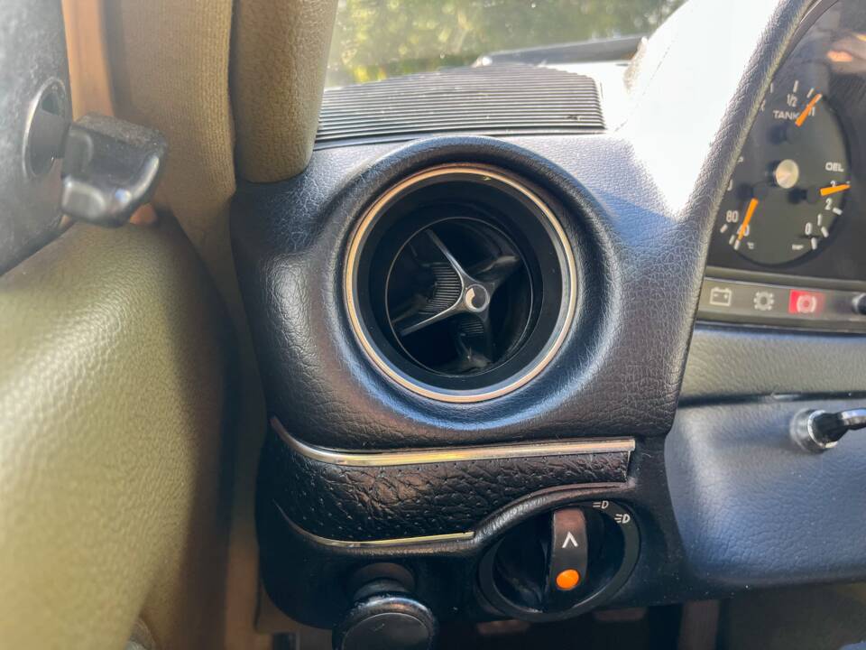 Image 111/139 of Mercedes-Benz 240 D (1978)