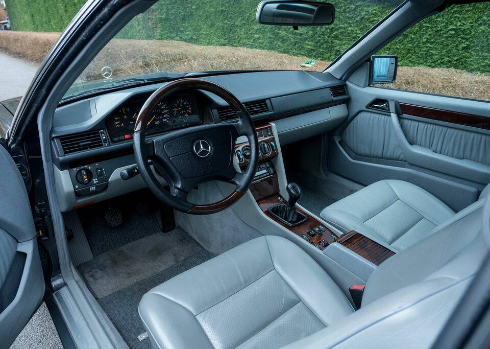 Bild 2/8 von Mercedes-Benz E 220 (1994)