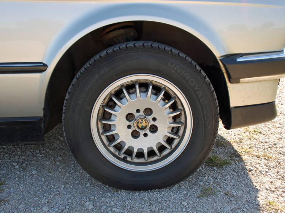 Afbeelding 20/25 van BMW 320i (1990)