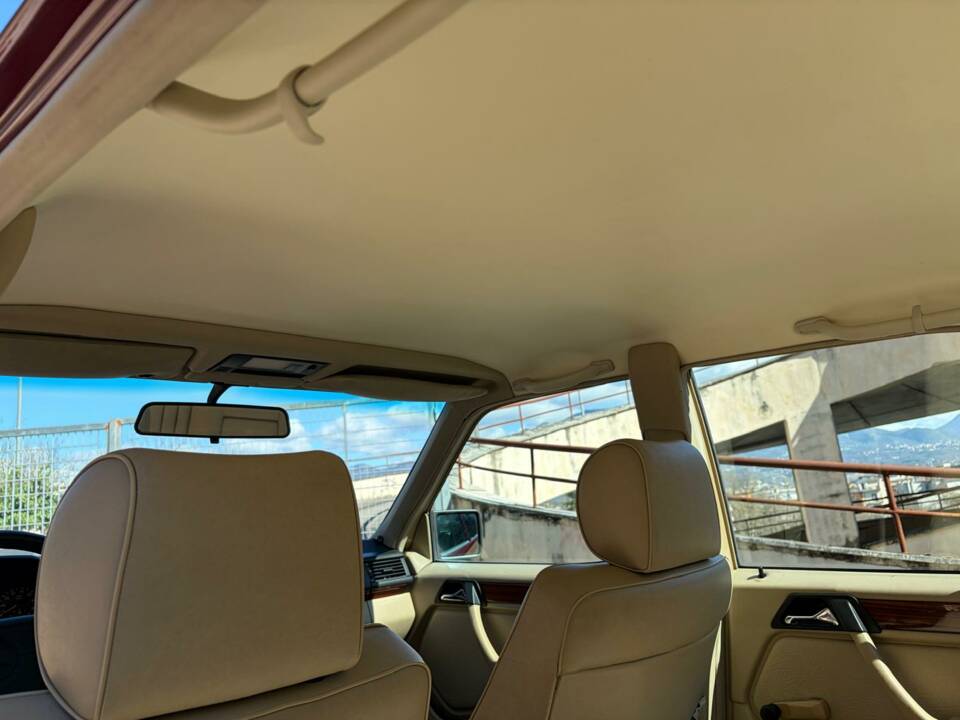 Image 20/50 of Mercedes-Benz E 200 (1993)