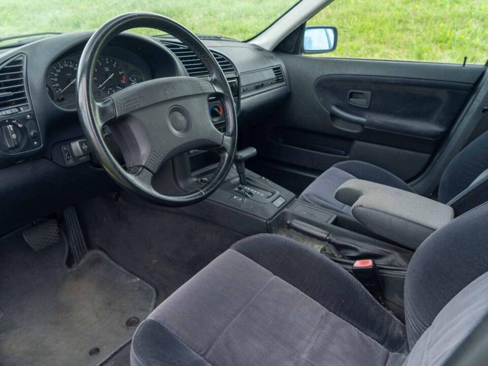 Image 32/40 de BMW 320i (1994)
