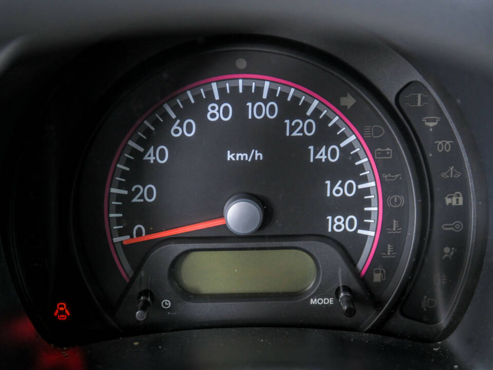 Image 16/48 of Suzuki Alto (2010)