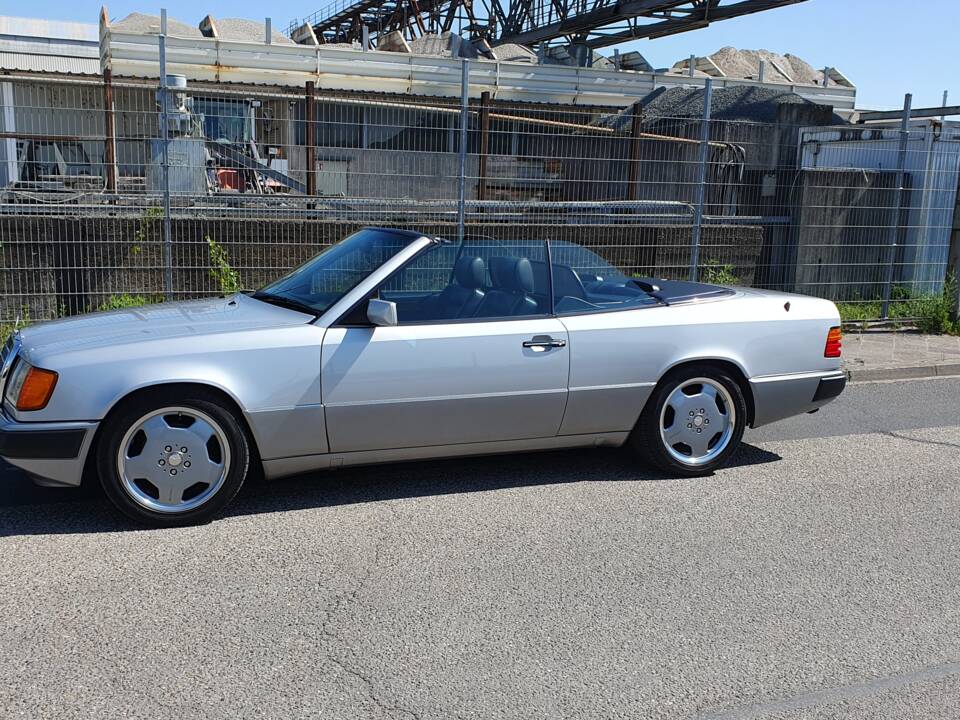 Imagen 2/94 de Mercedes-Benz 300 CE-24 3.4 AMG (1992)