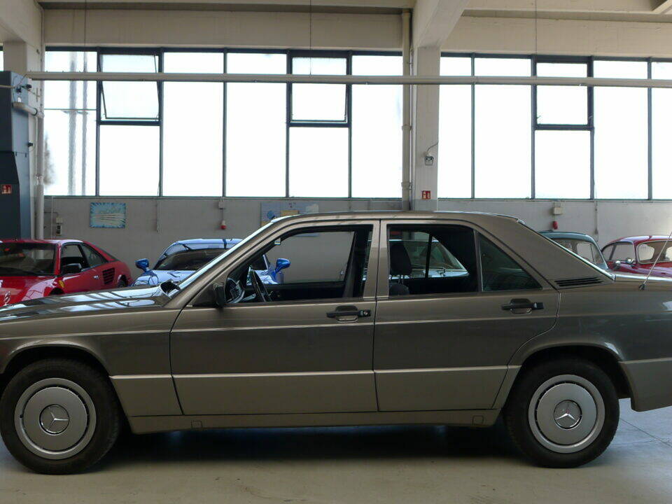 Image 1/34 de Mercedes-Benz 190 E 1.8 (1991)