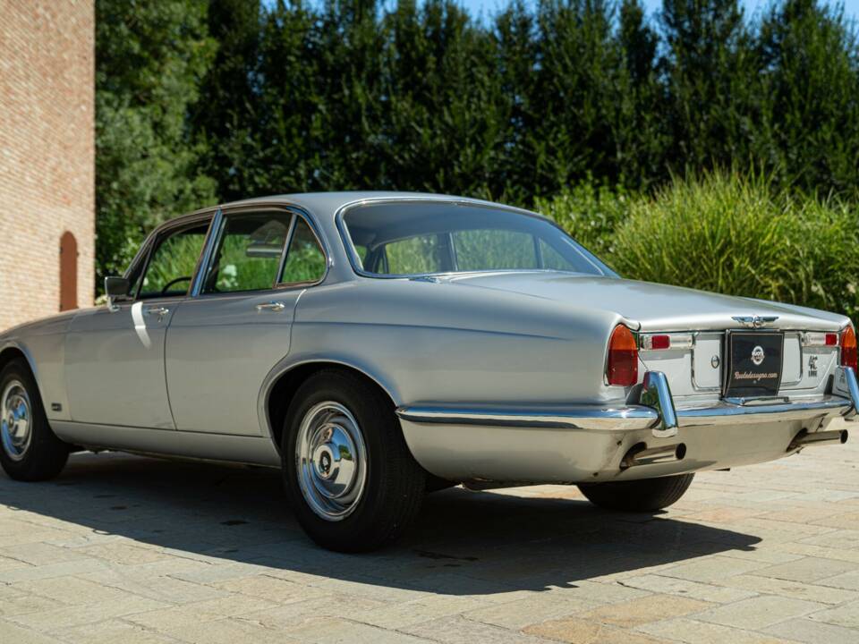 Image 7/50 of Jaguar XJ 6 4.2 (1970)
