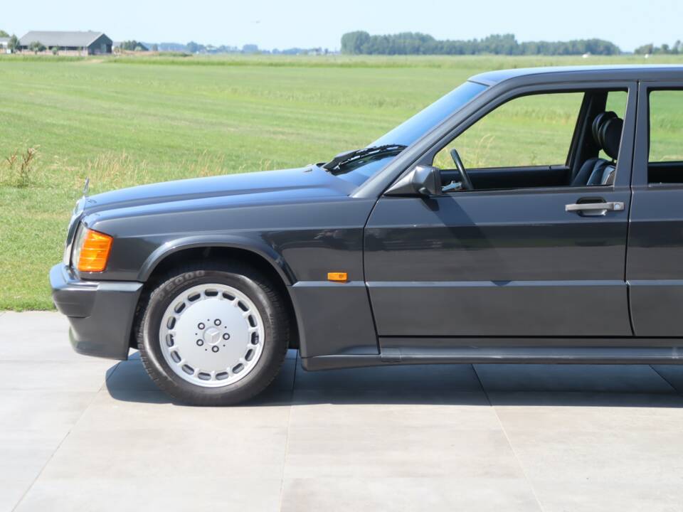 Immagine 32/50 di Mercedes-Benz 190 E 2.3-16 (1986)