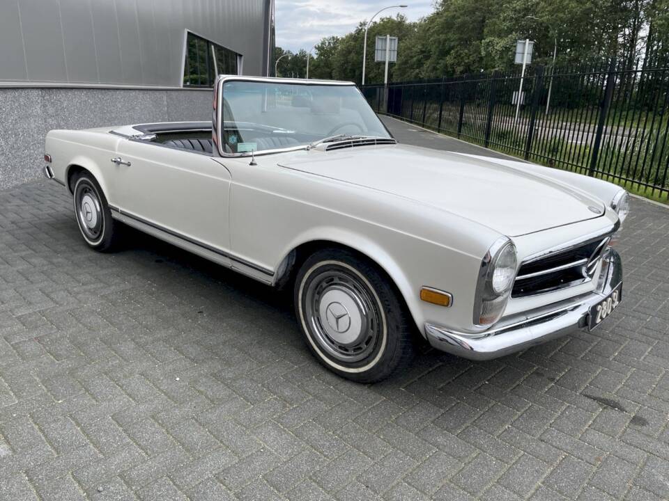 Image 24/35 of Mercedes-Benz 280 SL (1967)