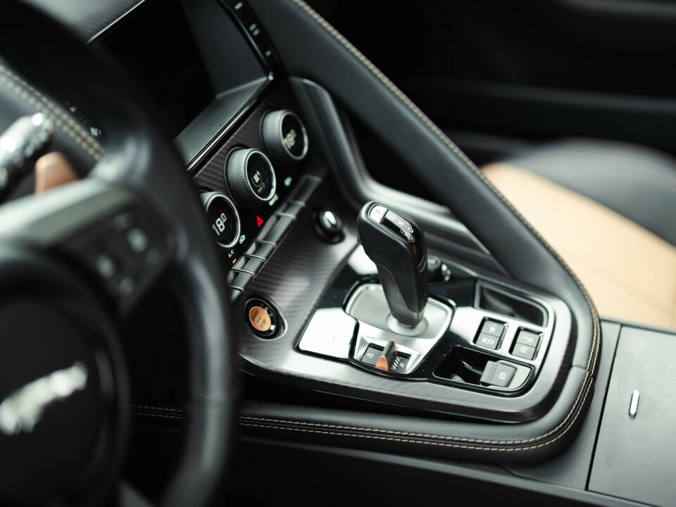 Bild 25/32 von Jaguar F-Type R (2016)