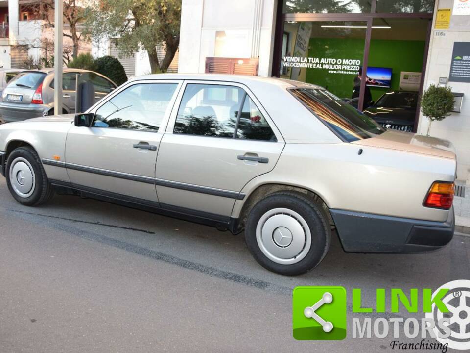 Bild 4/10 von Mercedes-Benz 200 (1986)