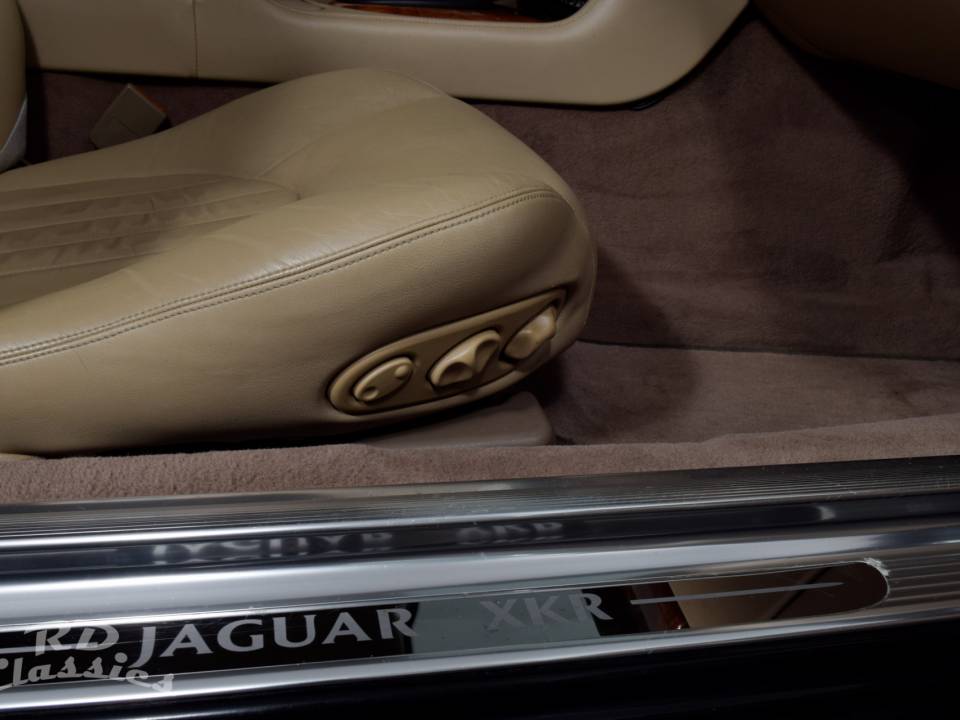 Bild 42/50 von Jaguar XKR (2000)