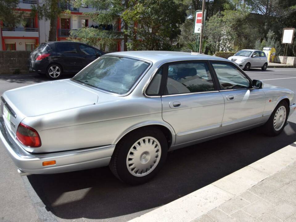 Image 4/33 of Jaguar XJ6 3.2 Executive (1995)