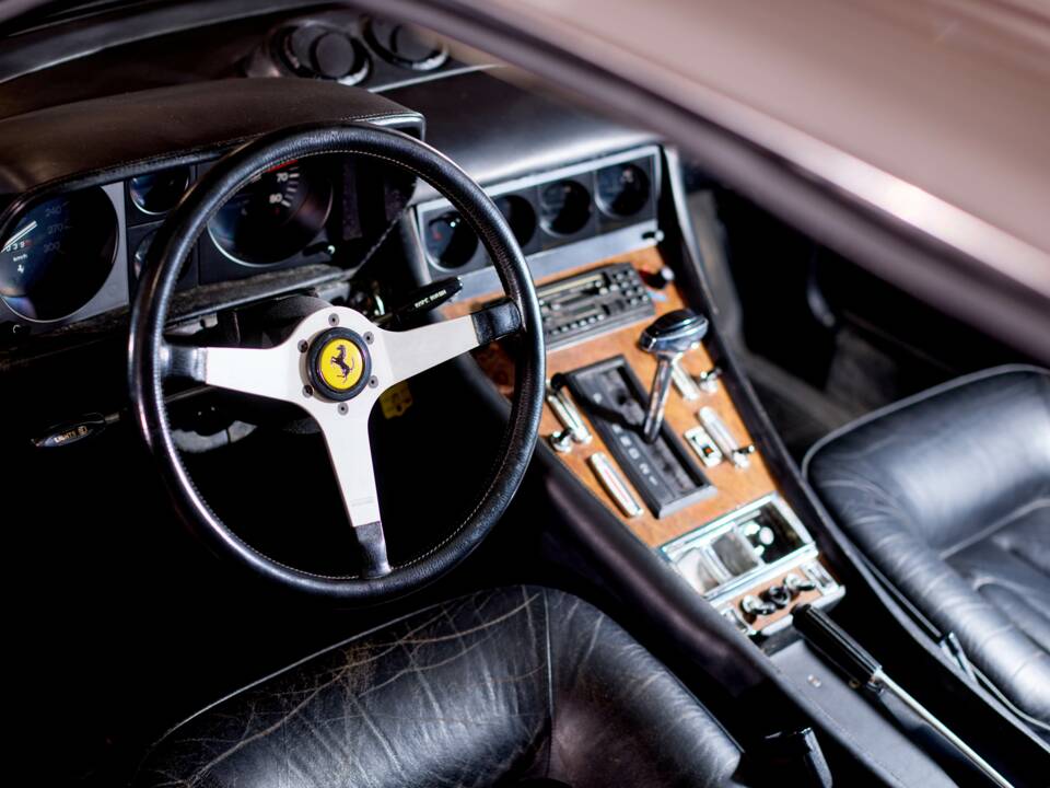 Image 19/23 de Ferrari 400 GT (1979)