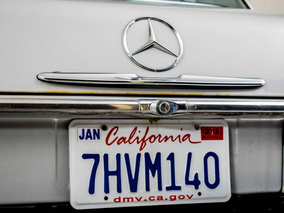 Image 27/50 of Mercedes-Benz 240 D (1976)