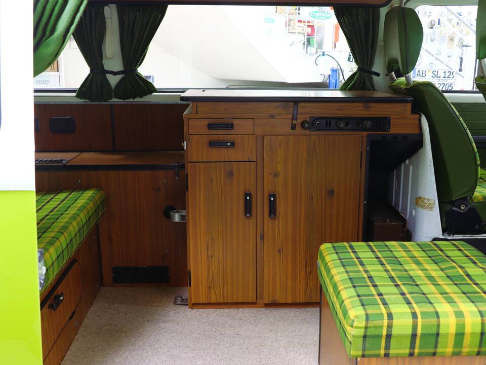 Image 18/25 de Volkswagen T2b Camper (1979)