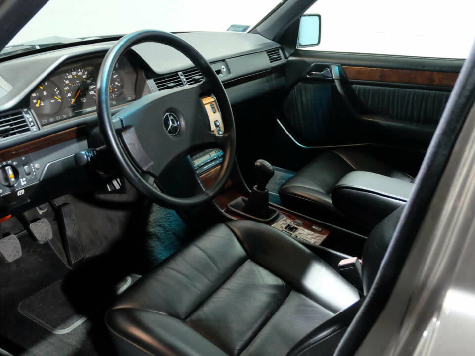 Image 15/40 of Mercedes-Benz 250 TD (1990)