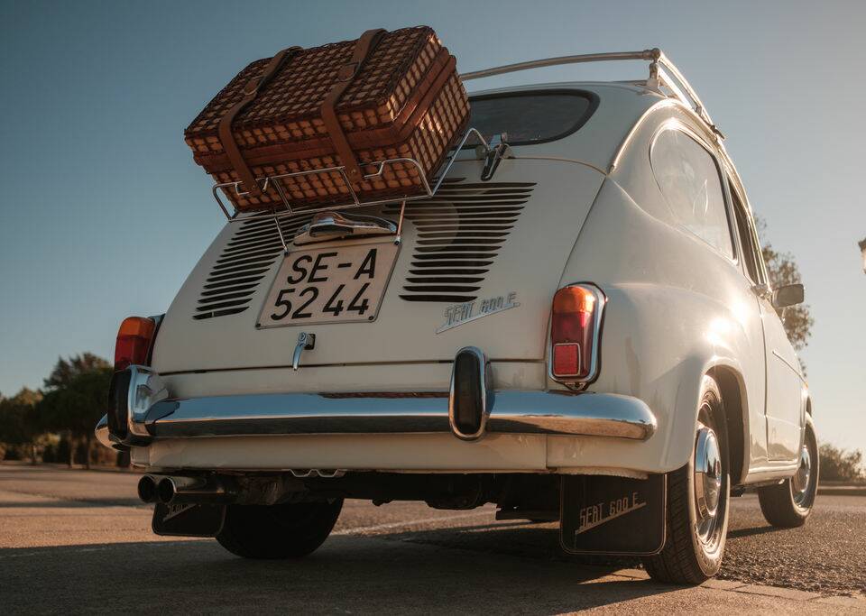 Image 5/8 of SEAT 600 E (1972)