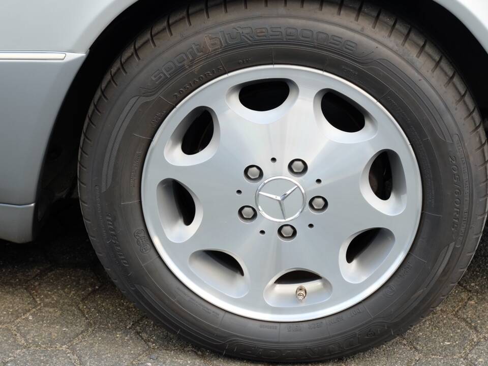 Image 56/74 of Mercedes-Benz E 320 (1997)