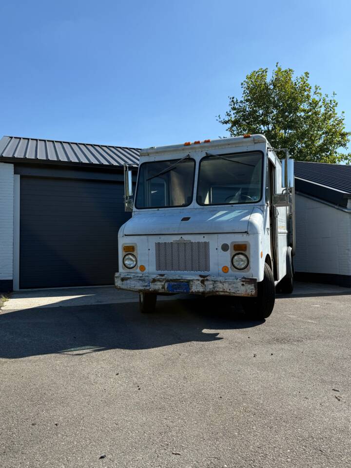 Image 2/18 of Chevrolet Step Van P30 (1979)