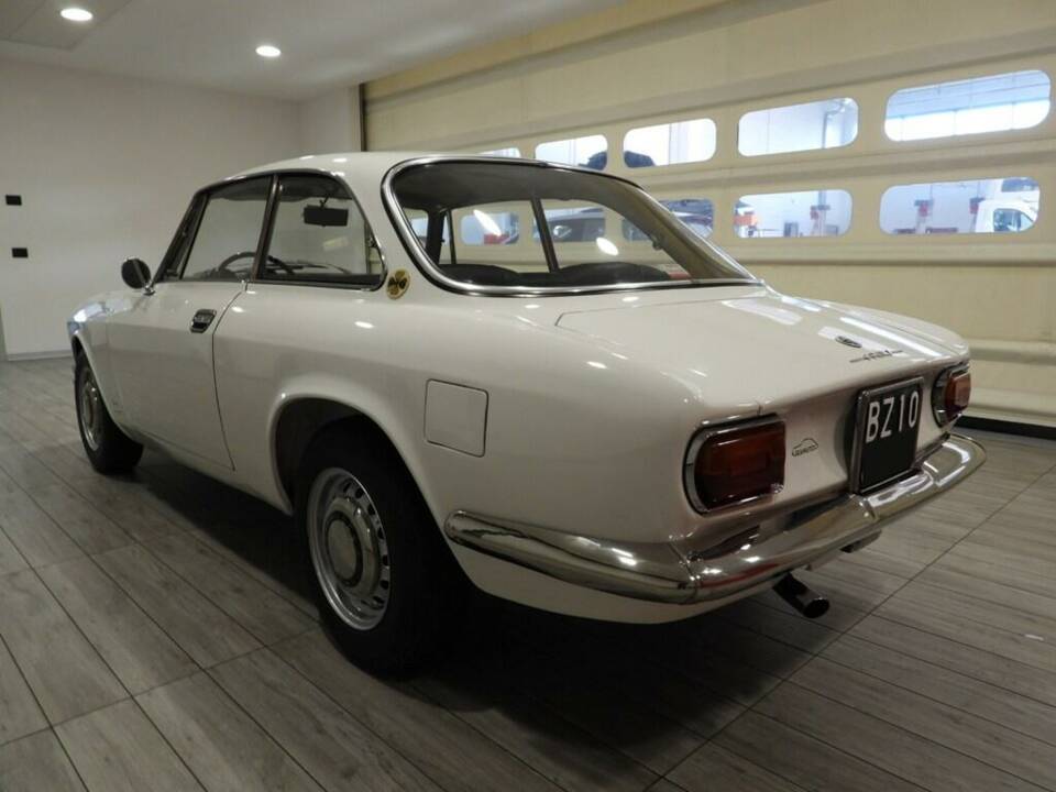 Image 3/15 of Alfa Romeo 1750 GT Veloce (1968)