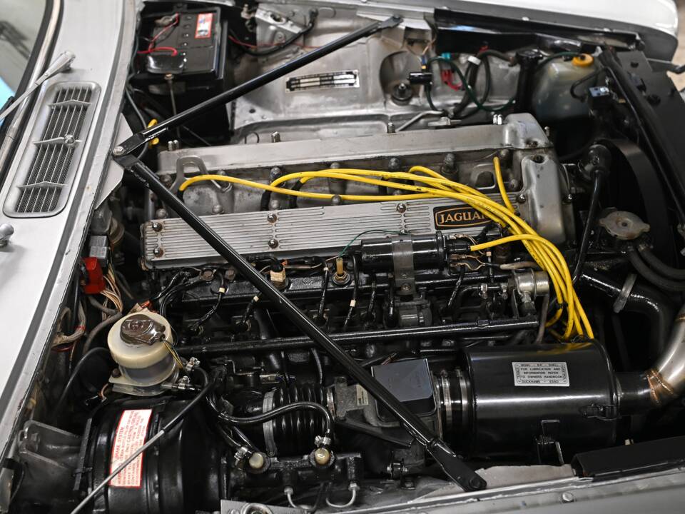 Image 15/26 of Jaguar XJ 6 C 4.2 (1976)