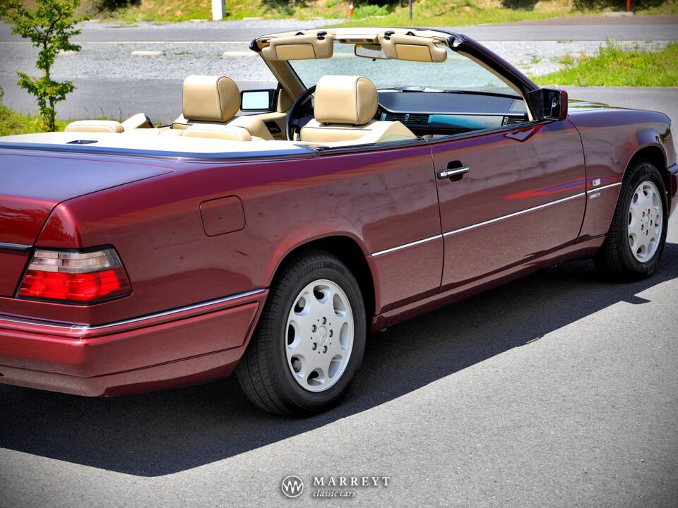 Bild 14/79 von Mercedes-Benz E 220 (1996)