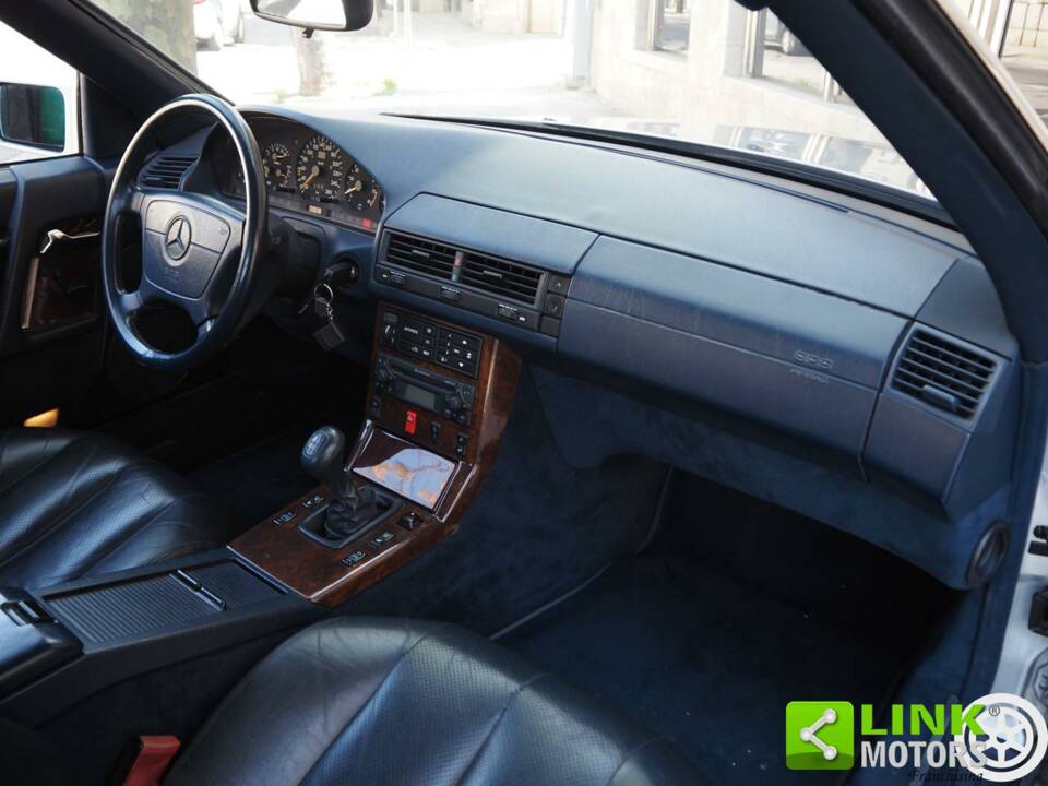 Image 43/50 of Mercedes-Benz 300 SL-24 (1992)