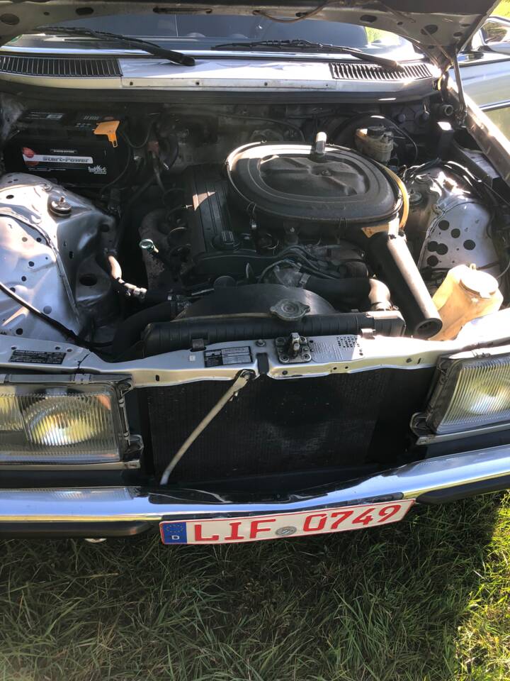 Afbeelding 22/53 van Mercedes-Benz 230 CE (1984)