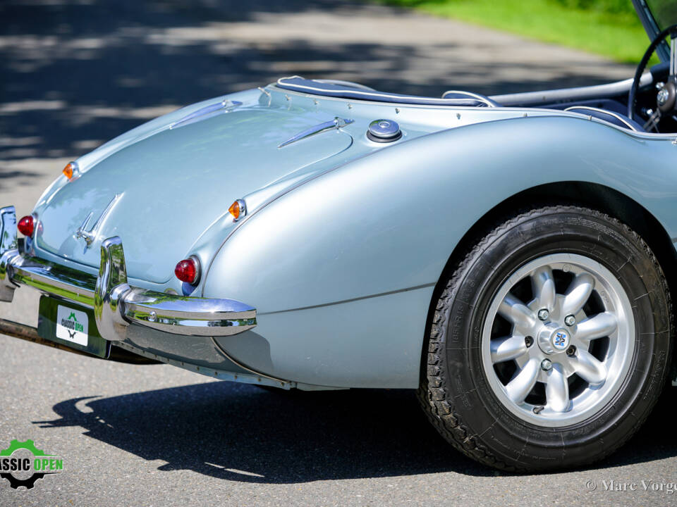 Image 38/51 of Austin-Healey 100&#x2F;6 (BN4) (1958)