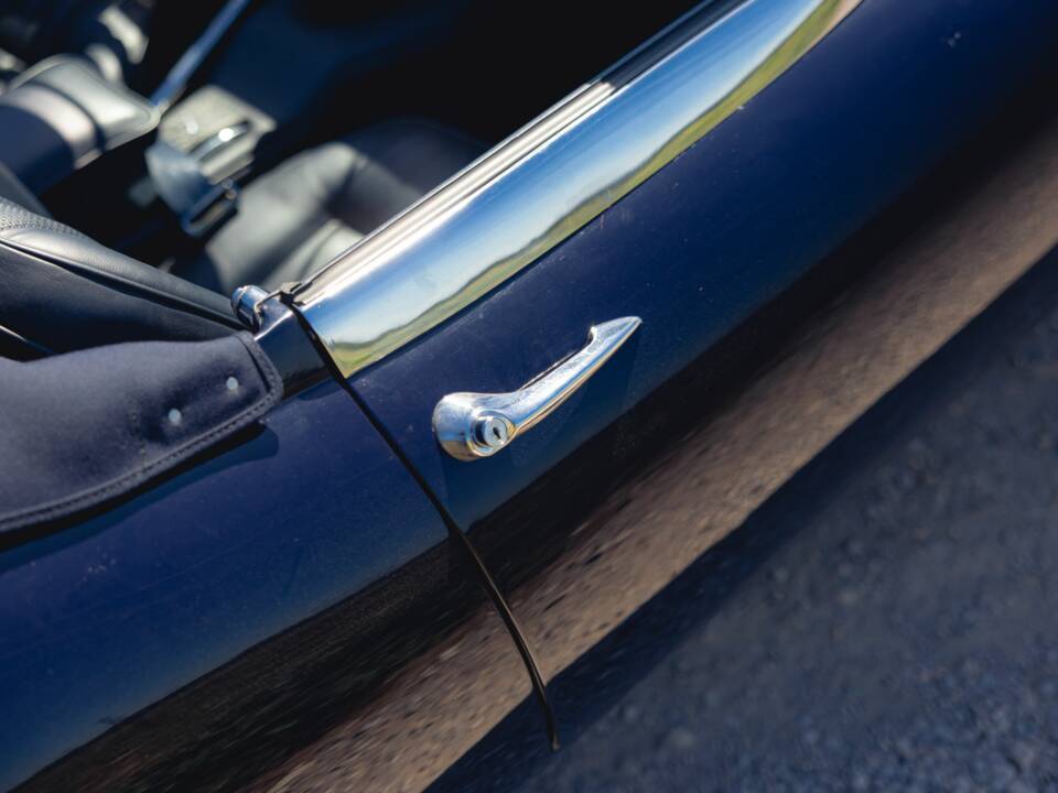 Image 27/50 de Jaguar E-Type (1969)