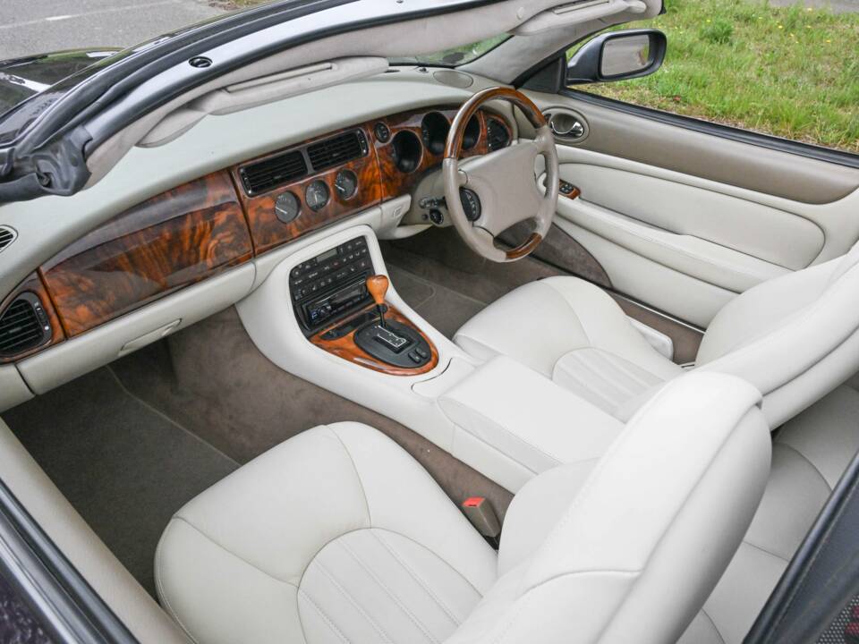 Image 46/50 of Jaguar XKR (1998)