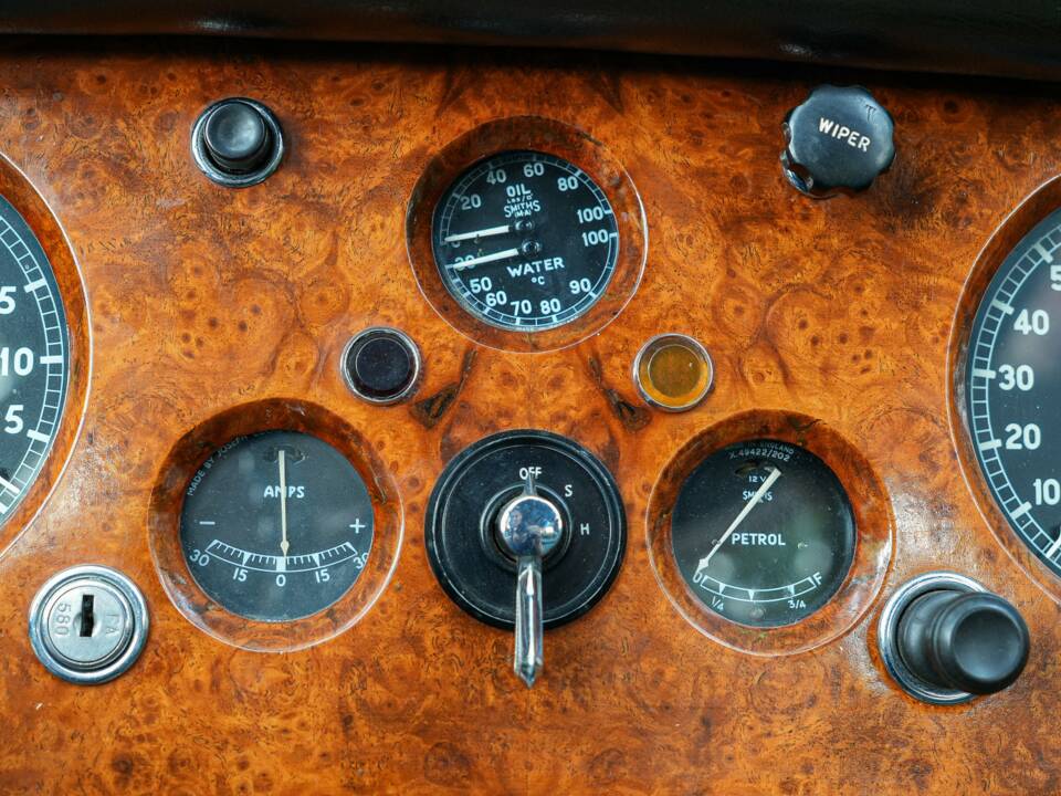 Image 15/50 of Jaguar XK 120 DHC (1953)