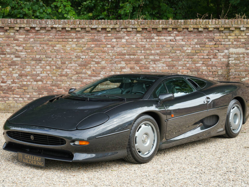 Image 1/50 of Jaguar XJ 220 (1993)