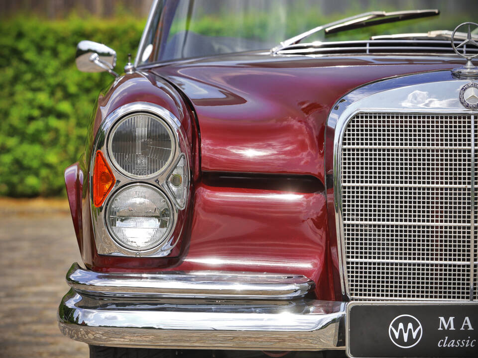 Image 9/71 of Mercedes-Benz 220 SE b (1961)