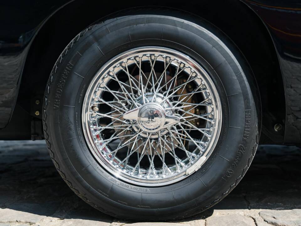 Image 24/33 of Aston Martin DB 5 Volante (1964)