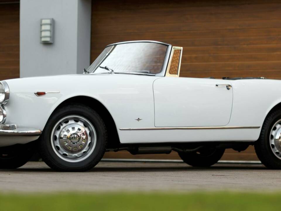 Image 16/50 of Alfa Romeo 2600 Spider (1964)