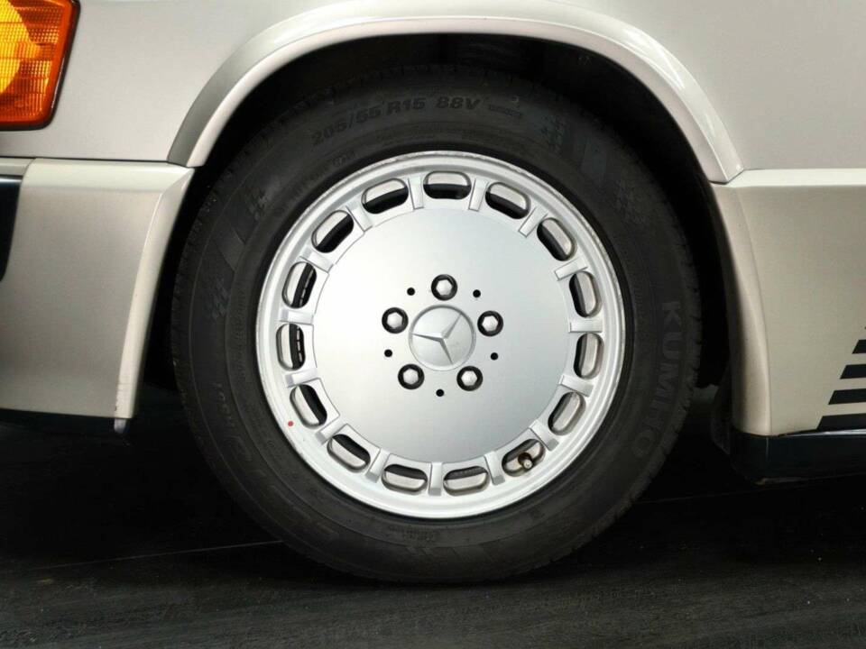 Image 29/30 of Mercedes-Benz 190 E 2.3-16 (1984)