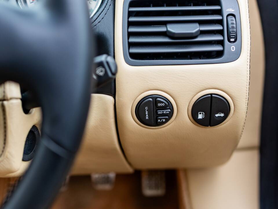 Afbeelding 29/50 van Aston Martin V12 Vanquish S (2007)